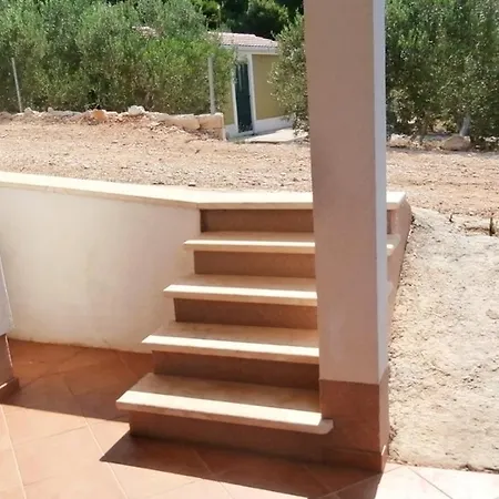 Charming In + Garden * Gdinj