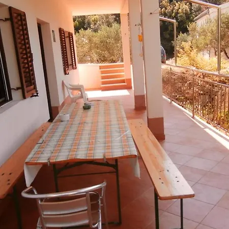 דירה Charming In + Garden
